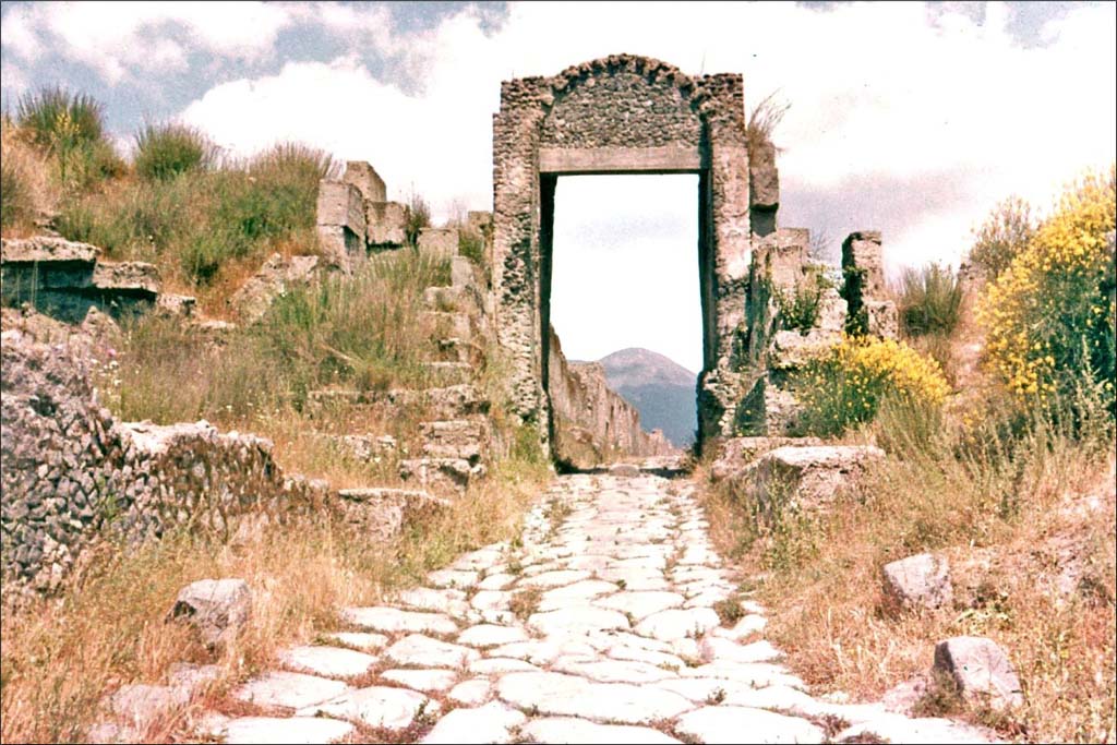 Pompeii Porta di Nocera. June 1962. Looking north through gate.
Photo by Brian Philp: Pictorial Colour Slides, forwarded by Peter Woods
(P 43.1 POMPEII Town gate Porta Niceria).