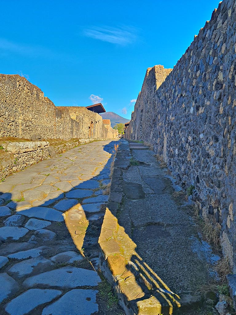 Pompeii Porta di Nocera. October 2024. 
Looking north along Via di Nocera from Gate. Photo courtesy of Giuseppe Ciaramella.