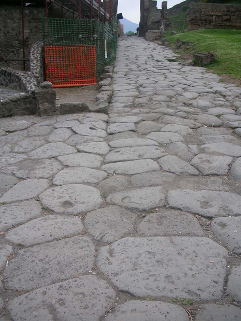 Porta di Nocera or Nuceria Gate, Pompeii. May 2010.
Looking north along Via di Nocera from south side of gate. Photo courtesy of Ivo van der Graaff.