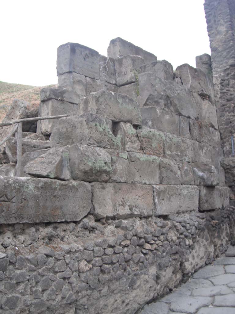 Porta di Nocera or Nuceria Gate, Pompeii. May 2011.
Detail of west side of gate. Photo courtesy of Ivo van der Graaff.