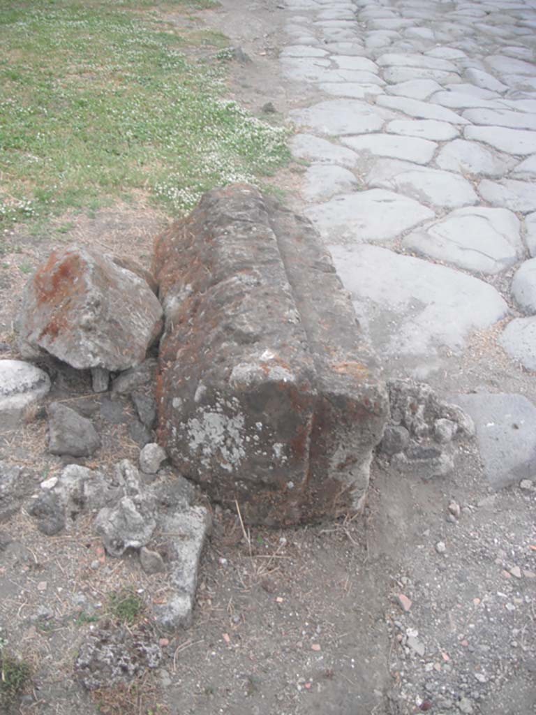 Porta Nocera, Pompeii. May 2011. 
Looking south along east side of gate, with detail of Merlon capping stone. Photo courtesy of Ivo van der Graaff.