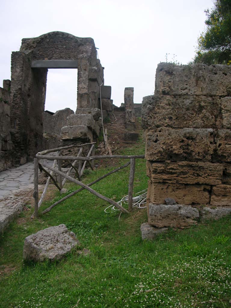 Porta di Nocera or Nuceria Gate, Pompeii. May 2010.
East side, looking north to Nocera gate. Photo courtesy of Ivo van der Graaff.