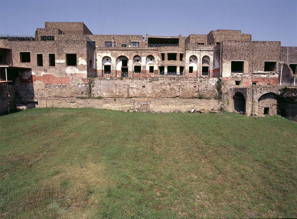 Porta Occidentalis or Western Gate. The site of the Western Gate is in the shadows to the left.
Porta Occidentalis o Porta Ovest. Il sito della Porta Occidentalis è nell'ombra a sinistra.
Photograph © Parco Archeologico di Pompei.