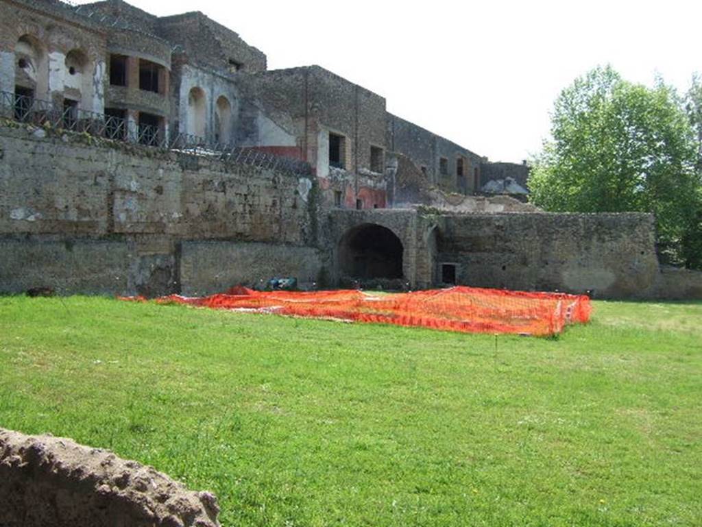 Porta Occidentalis or Western Gate. Site of gate. May 2006. 
Looking south across large garden on ground level, on the north side of other smaller lower level garden behind wall.
Porta Occidentalis o Porta Ovest. Sito della Porta. Maggio 2006. 
Guardando a sud attraverso il grande giardino al piano terra, sul lato nord di altri più piccolo giardino di livello inferiore dietro la parete.
