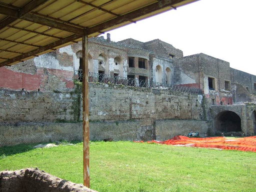 Porta Occidentalis or Western Gate. Site of gate. May 2006. Garden looking towards rear of House of Fabius Rufus. 
According to Jashemski, the gardens at the rear of the house were reached from the house by stairways cut in the city wall.
See Jashemski, W. F., 1993. The Gardens of Pompeii, Volume II: Appendices. New York: Caratzas. (p.202-4, A and D)
Porta Occidentalis o Porta Ovest. Sito della Porta. maggio 2006. Giardino che guarda verso la parte posteriore della Casa di Fabio Rufo.
Secondo Jashemski, i giardini sul retro della casa sono stati raggiunti dalla casa da scale tagliate nelle mura della città.
Vedi Jashemski, W. F., 1993. The Gardens of Pompeii, Volume II: Appendices. New York: Caratzas. (p.202-4, A e D)