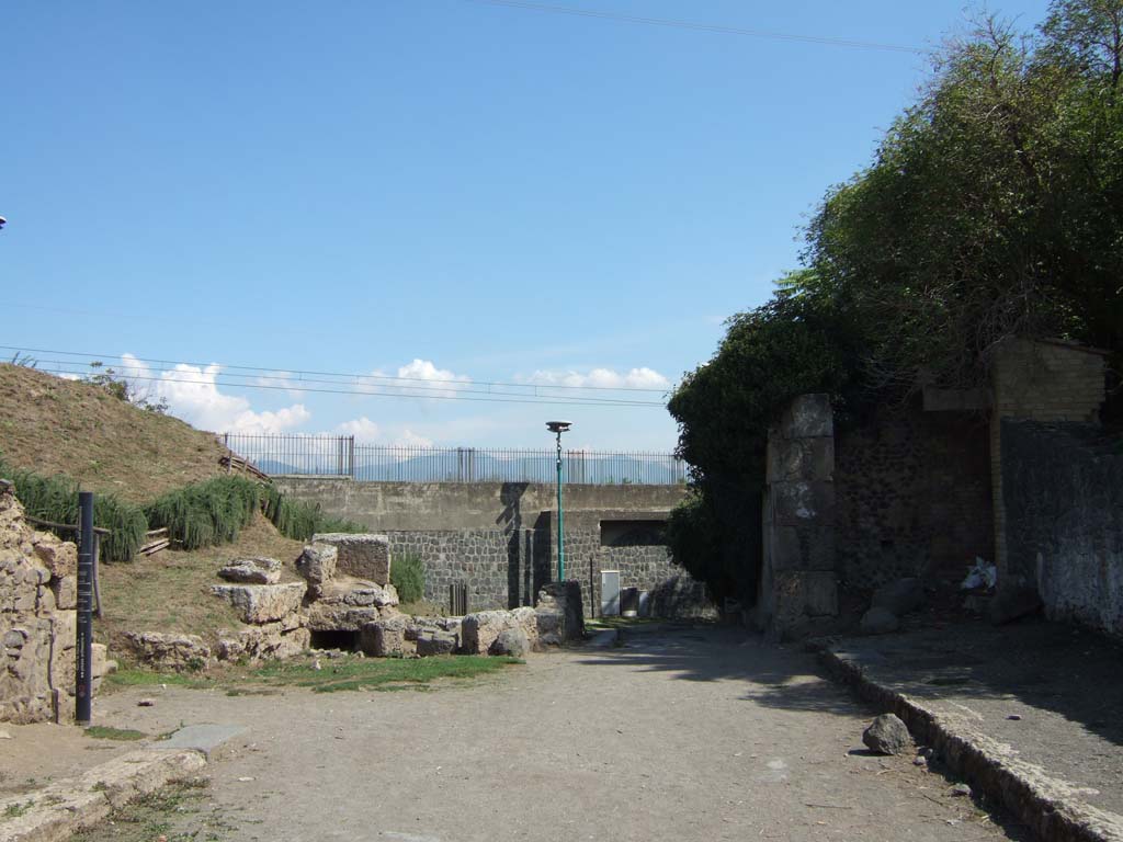 III.7 Pompeii. September 2005. Porta di Sarno or Sarnus Gate. II.5.4/II.5.5 on right.
According to Eschebach, the ancient name of this gate may have been Porta Urbulana.
See Eschebach, L., 1993. Gebäudeverzeichnis und Stadtplan der antiken Stadt Pompeji. Köln: Böhlau. (p.11)