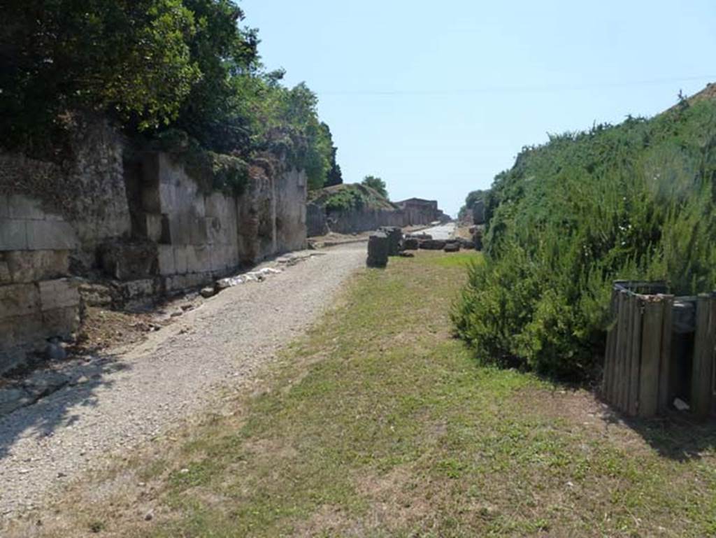 Porta di Sarno or Sarnus Gate. June 2012. Looking west through gate towards the Via dell’Abbondanza. Photo courtesy of Michael Binns.
