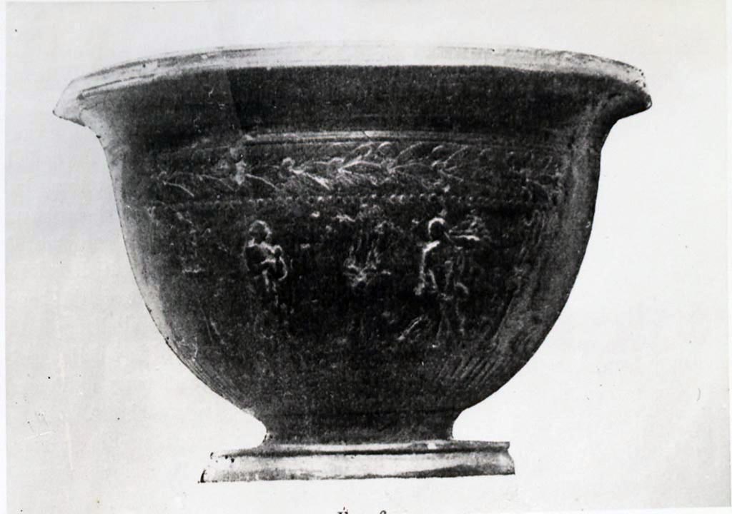 Pompeii Stabian Gate. Vase found c.1910 in front of the Porta Stabia.
See Warscher T., 1936. Codex Topographicus Pompeianus Regio I.1, I.5. Rome: DAIR. No. 4.
See Notizie degli Scavi di Antichità, 1910, p. 568.