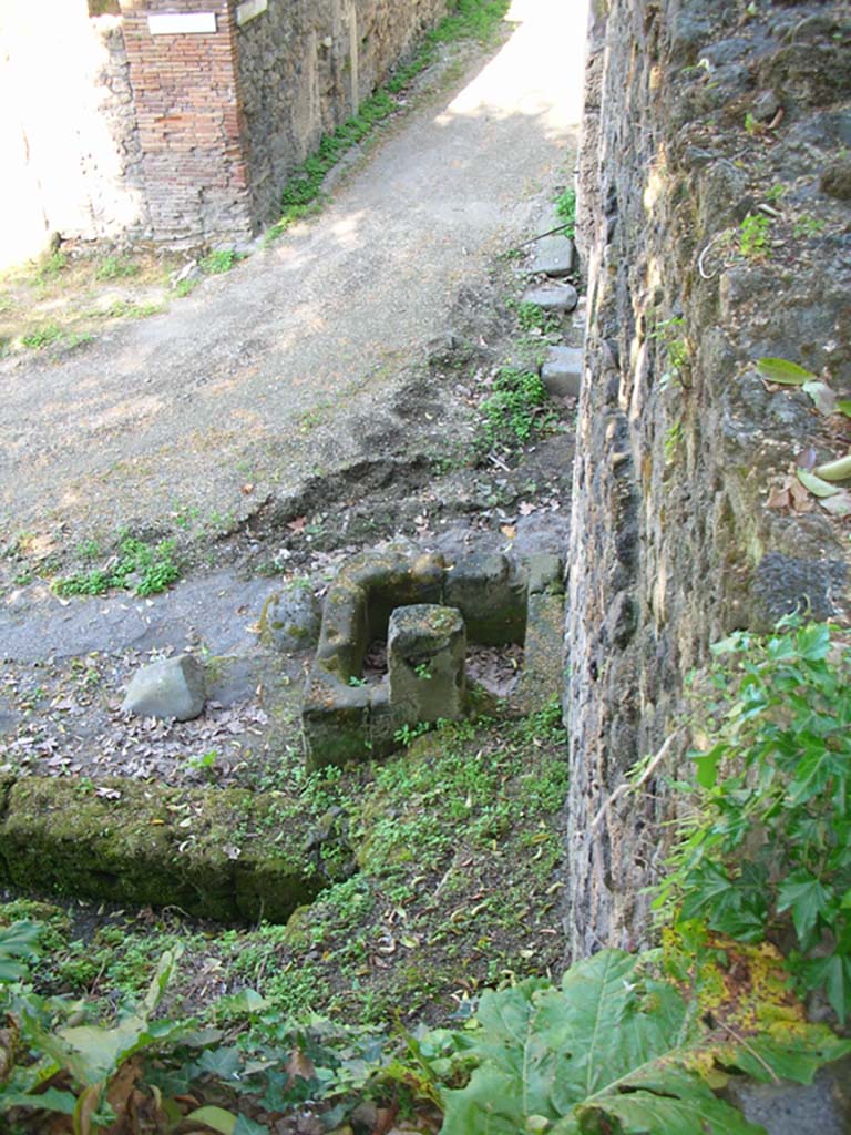 Porta Stabia, Pompeii. May 2010. 
Looking east from upper west side, towards fountain on north side of gate. Photo courtesy of Ivo van der Graaff.