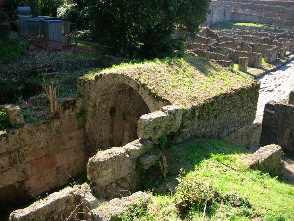 Porta Stabia, Pompeii. May 2010. 
Looking north-west towards upper vault of gate, from upper east side. Photo courtesy of Ivo van der Graaff.