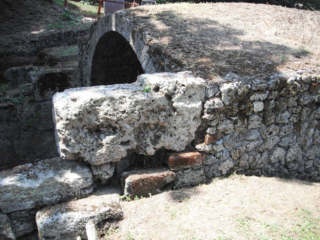 Porta Stabia, Pompeii. May 2011. Upper exterior east side. Photo courtesy of Ivo van der Graaff.
