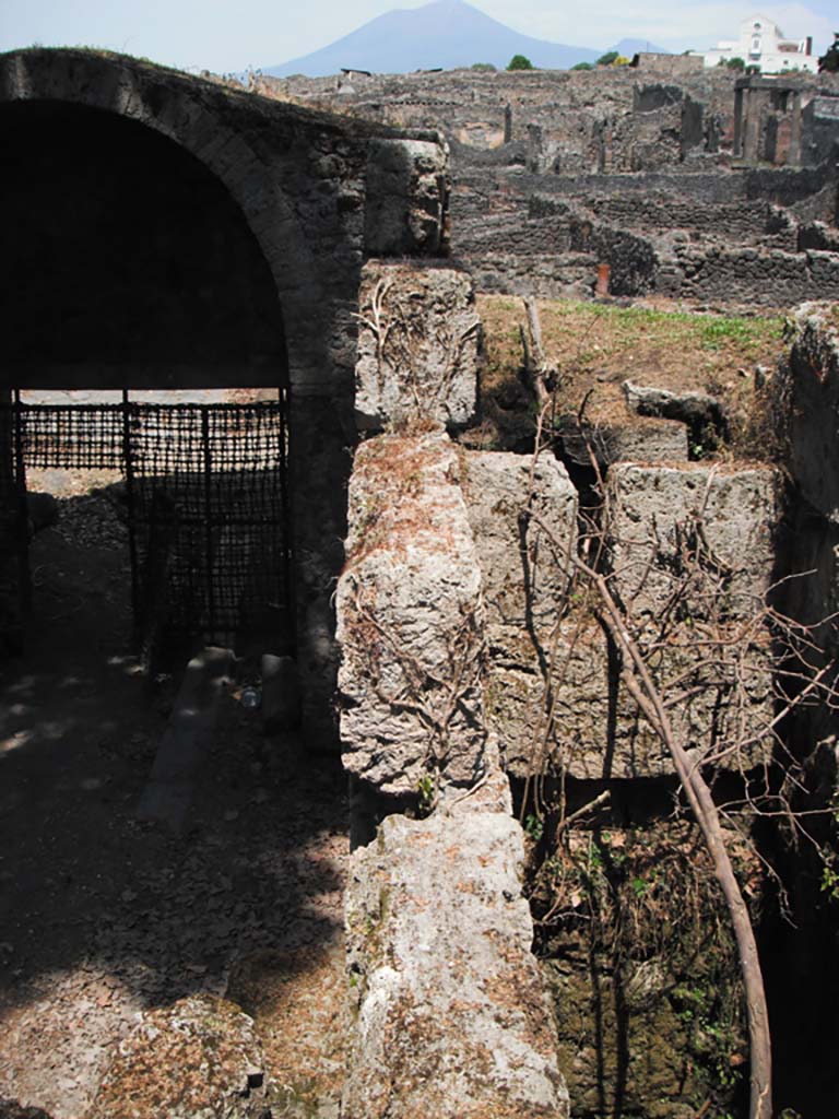 Porta Stabia, Pompeii. May 2011. 
Looking north along upper east side of gate “passageway”. Photo courtesy of Ivo van der Graaff.