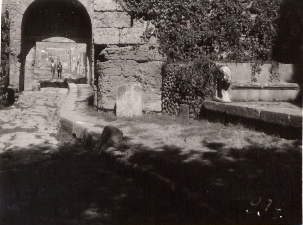 Pompeii Stabian Gate. Photograph c. 1936 by Tatiana Warscher.
Looking north past the Cippus of L. Avianius Flaccus and Q. Spedius Firmus to the Porta Stabia.
See Warscher T., 1936. Codex Topographicus Pompeianus Regio I.1, I.5. Rome: DAIR. No. 1.
