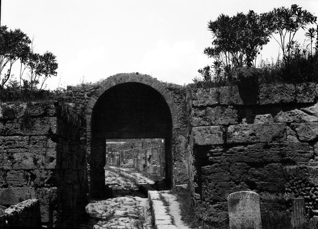 Porta Stabia. Gate looking north showing the cippus and the lion spout on south side.
D-DAI-Z-NL-RZW-2495. Photo © Deutsches Archäologisches Institut, Abteilung Rom, Arkiv. 
Photo courtesy of Ivo van der Graaff.