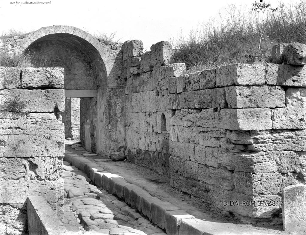 Porta Stabia. 1931. Lion spout on right hand side. View from west. 
Photo by Hofmann.
DAIR 31.2817. Photo © Deutsches Archäologisches Institut, Abteilung Rom, Arkiv.