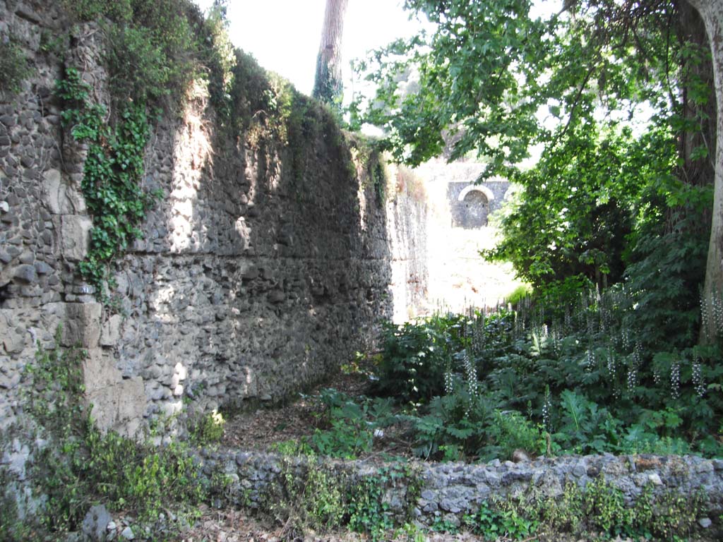 Porta Stabia, Pompeii. May 2011. Looking east along south wall. Photo courtesy of Ivo van der Graaff.
