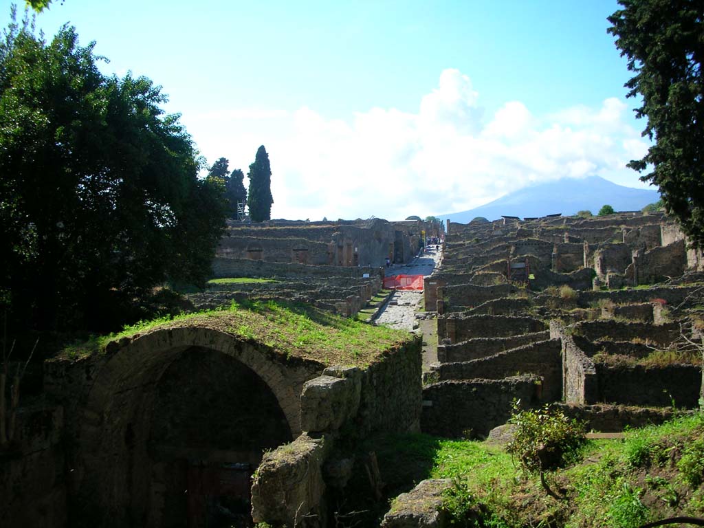 Porta Stabia, Pompeii. May 2010. 
Looking north from upper east side of gate, with Via Stabiana, in centre. Photo courtesy of Ivo van der Graaff.