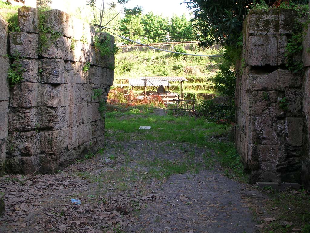 Porta Stabia, Pompeii. May 2010. Looking through gate at south end. Photo courtesy of Ivo van der Graaff.