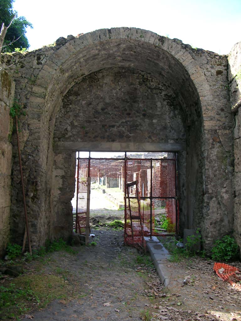 Porta Stabia, Pompeii. May 2010. Looking north through gate. Photo courtesy of Ivo van der Graaff.