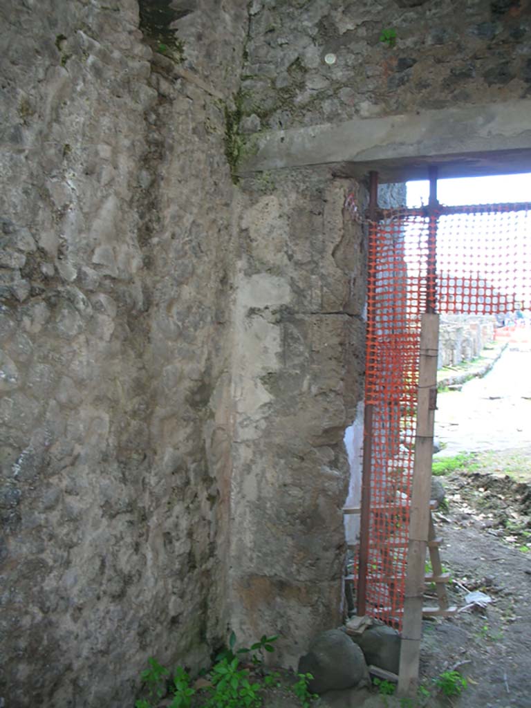 Porta Stabia, Pompeii. May 2010. 
Detail of remaining plaster on west side of gate at north end. Photo courtesy of Ivo van der Graaff.
