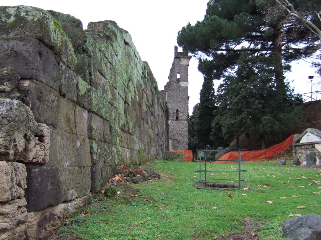 Vesuvian Gate Pompeii. December 2005. Looking west from gate along walls to Tower X.
See Notizie degli Scavi, 1943, (p.275-294), 
for article entitled “Isolation of the wall between the Vesuvian Gate and Herculaneum Gate.”
(Isolamento della cinta murale fra Porta Vesuvio e Porta Ercolano).
