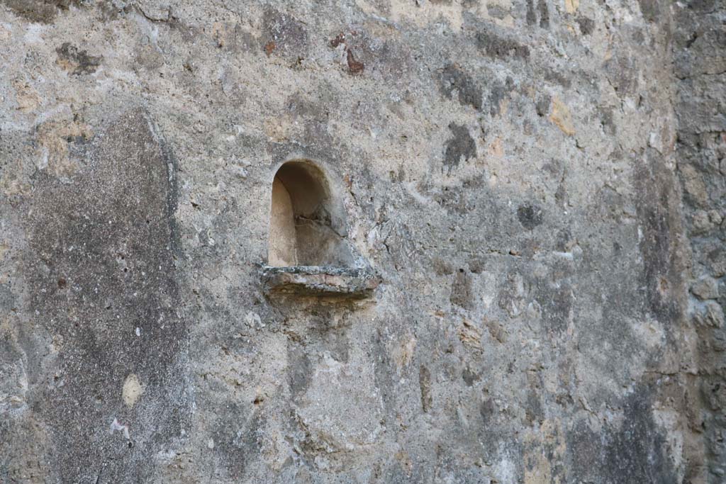 VII.6.33 Pompeii. December 2018. Looking towards niche in west wall of shop-room. Photo courtesy of Aude Durand.
According to Boyce –
in the west wall of the shop-room was an arched niche with a projecting floor (h.0.35, w.0.35, d.0.22, h. above floor 1.80).
See Boyce G. K., 1937. Corpus of the Lararia of Pompeii. Rome: MAAR 14. (p. 67, no.293)