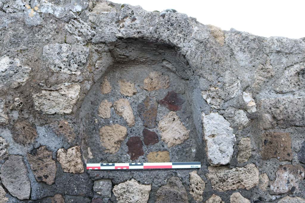VII.7.4 Pompeii. December 2018. Detail of arched niche in east wall of shop. Photo courtesy of Aude Durand.
According to Boyce –
In the east wall is an arched niche (h.0.40, w.0.42, d.0.13, h. above floor 1.15).
See Boyce G. K., 1937. Corpus of the Lararia of Pompeii. Rome: MAAR 14. (p.68, no.296).