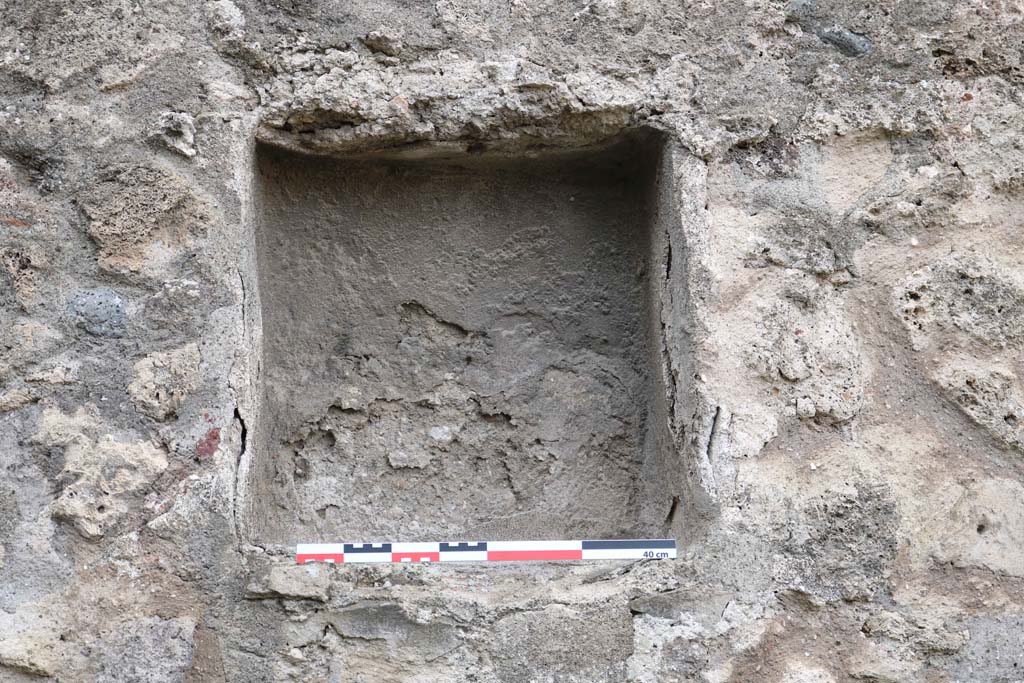 VII.9.22 Pompeii. December 2018. Detail of niche in west wall. Photo courtesy of Aude Durand.