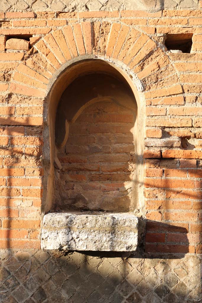 VII.9.42 Pompeii. December 2018. 
Detail of niche in south-east corner. Photo courtesy of Aude Durand.