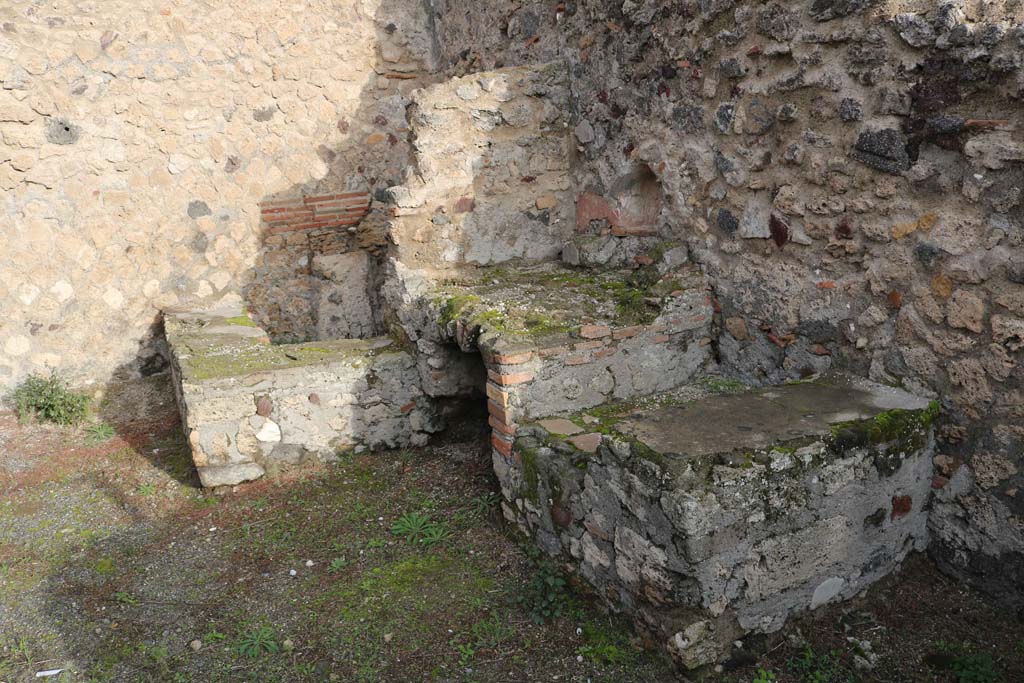 VII.13.7, Pompeii. December 2018. 
North-east corner of the dwelling, with lararium niche above hearth and masonry water basin in the corner. Photo courtesy of Aude Durand.
