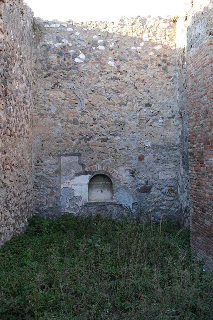 VII.15.8, Pompeii. December 2018. 
North wall of garden area, with niche. Photo courtesy of Aude Durand.