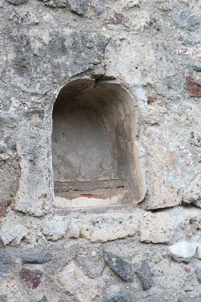 VII.16.7 Pompeii. December 2018. 
Niche set into west wall at south end with low step. Photo courtesy of Aude Durand.