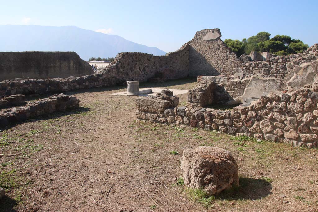 VII.16.10 Pompeii. September 2017. Looking south-west across atrium from VII.16.11. Photo courtesy of Klaus Heese. 
According to Boyce, in a room to the south side of the house was a square niche.
Its inside walls were coated with white stucco, “forse per uso di santuario o edicola”, according to the report.
He gave the reference PAH, II, 494, (Feb. 27, 1851)
See Boyce G. K., 1937. Corpus of the Lararia of Pompeii. Rome: MAAR 14. (p.73, no.338)
See Fiorelli G., 1862. Pompeianarum antiquitatum historia, Vol. 2: 1819 - 1860, Naples, p. 494, (Feb. 27, 1851).