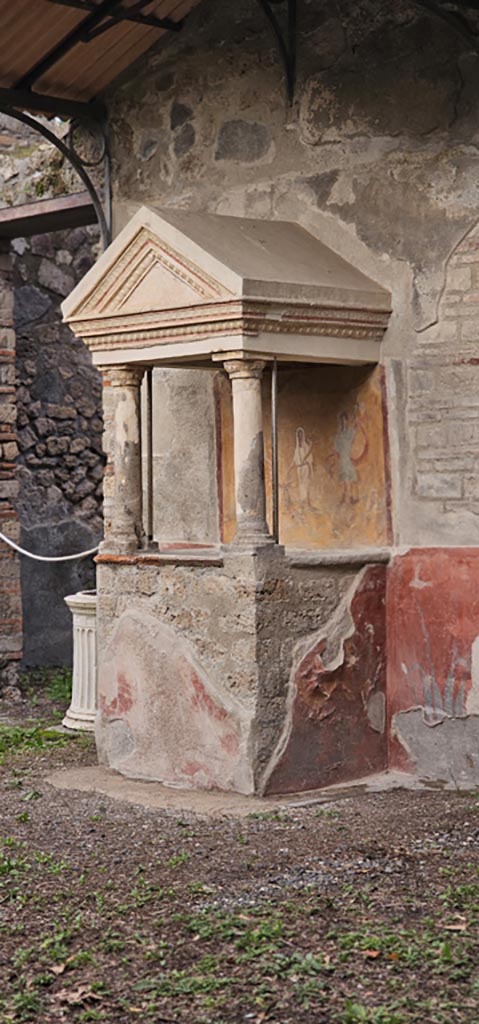 VIII.5.37 Pompeii. December 2023.
Looking towards lararium, from entrance doorway. Photo courtesy of Miriam Colomer.