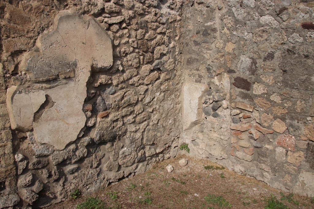 VIII.6.3 Pompeii. October 2023. 
Room (b), north-west corner, with remains of lararium painting on west wall, with tile to hold offerings built into wall, on left. 
Photo courtesy of Klaus Heese.