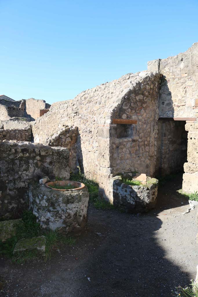 IX.1.3/33 Pompeii. December 2018. 
Looking towards tub on north side of doorway, with niche above. Photo courtesy of Aude Durand.