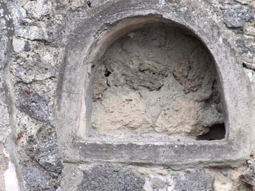 IX.1.15/16 Pompeii. December 2007. Arched niche on east wall.
According to Boyce –
In the east wall is an arched niche (h.032, w.0.35, d.0.12, h. above floor 1.35).
See Boyce G. K., 1937. Corpus of the Lararia of Pompeii. Rome: MAAR 14. (p.79, no. 384).