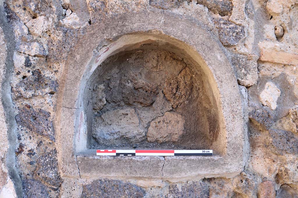 IX.1.16 Pompeii. December 2018. Detail of niche on east wall. Photo courtesy of Aude Durand.