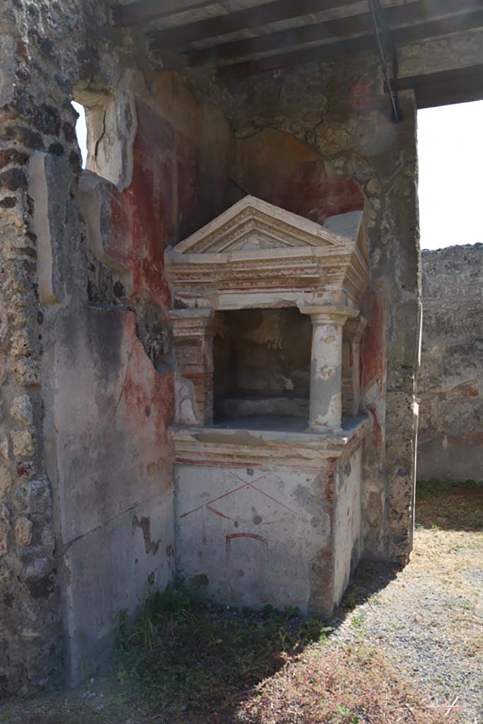 IX.1.22 Pompeii. September 2019. 
Room 1, atrium with household shrine in south-east corner. 
Foto Annette Haug, ERC Grant 681269 DÉCOR