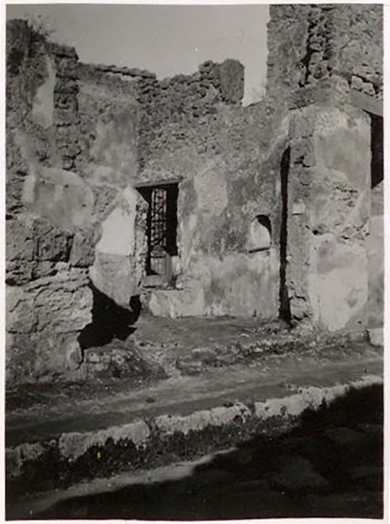IX.1.25 Pompeii. Pre-1943. 
Entrance doorway on north side of Via dell’Abbondanza, looking towards east wall. Photo by Tatiana Warscher.
See Warscher, T. Codex Topographicus Pompeianus, IX.1. (1943), Swedish Institute, Rome. (no.142), p. 246.