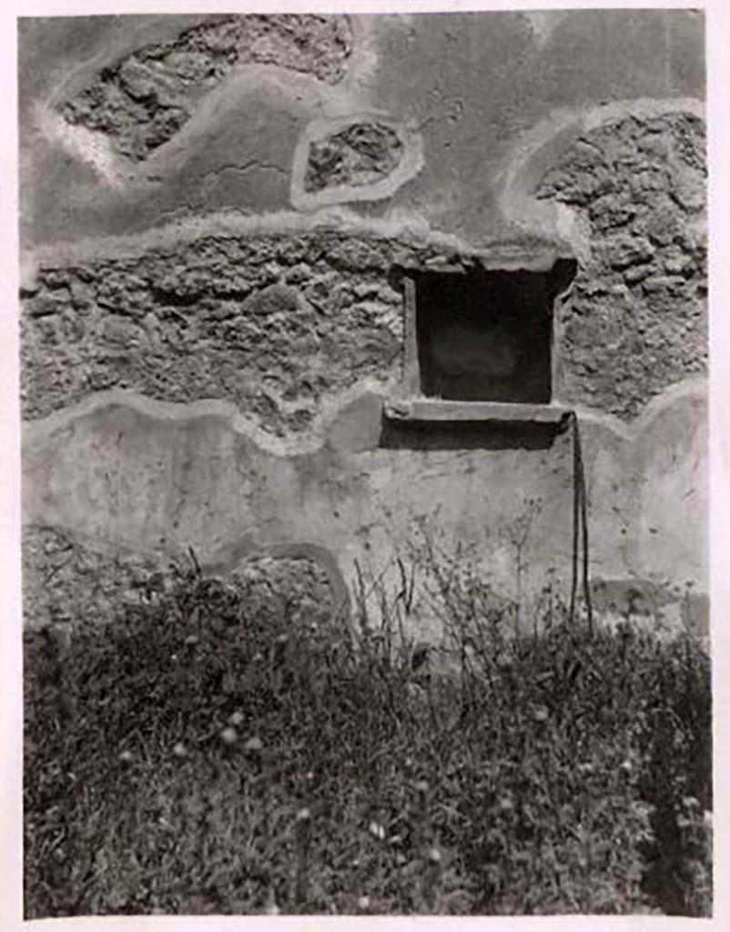IX.2.5 Pompeii. Pre-1943. North wall of garden with niche lararium. Photo by Tatiana Warscher.
See Warscher, T. Codex Topographicus Pompeianus, IX.2. (1943), Swedish Institute, Rome. (no.15.), p. 36.