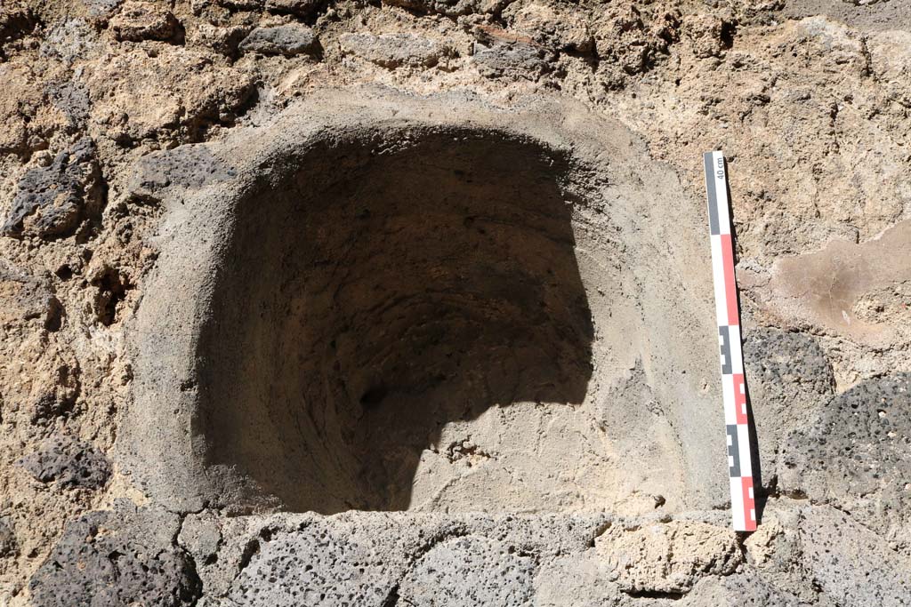 IX.2.11 Pompeii. December 2018. Detail of niche on east end of north wall. Photo courtesy of Aude Durand.