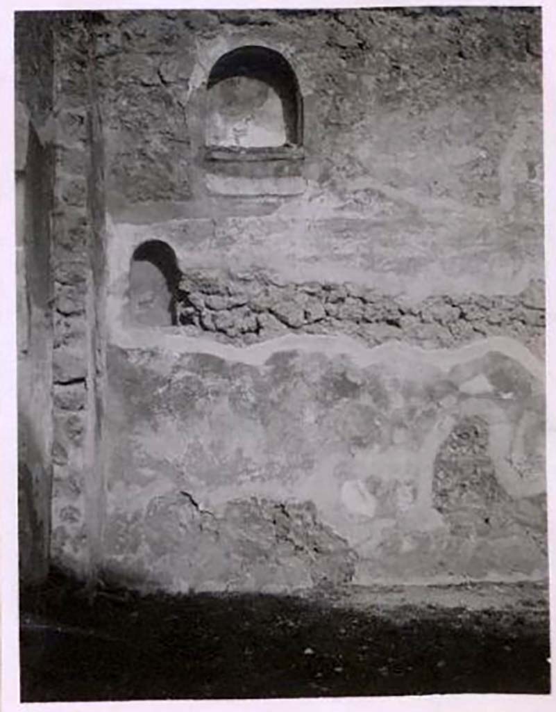 IX.2.17 Pompeii. Pre-1943. Room 1, atrium, looking towards west end of north wall with two niches. 
See Warscher, T. Codex Topographicus Pompeianus, IX.2. (1943), Swedish Institute, Rome. (no.90.), p. 171.