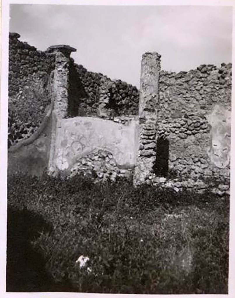 IX.2.17 Pompeii. Pre-1943. Room 9, north wall at west end of garden area.  Photo by Tatiana Warscher.
See Warscher, T. Codex Topographicus Pompeianus, IX.2. (1943), Swedish Institute, Rome. (no.93.), p. 173.
According to Boyce, the two columns at the west end of the north row were connected by a low wall.
On the south side of this wall, facing the open area, was painted in red a simple aedicula with pediment.
Within the aedicula were painted two yellow serpents confronted at an altar.
See Boyce G. K., 1937. Corpus of the Lararia of Pompeii. Rome: MAAR 14. (p. 81, no. 397).