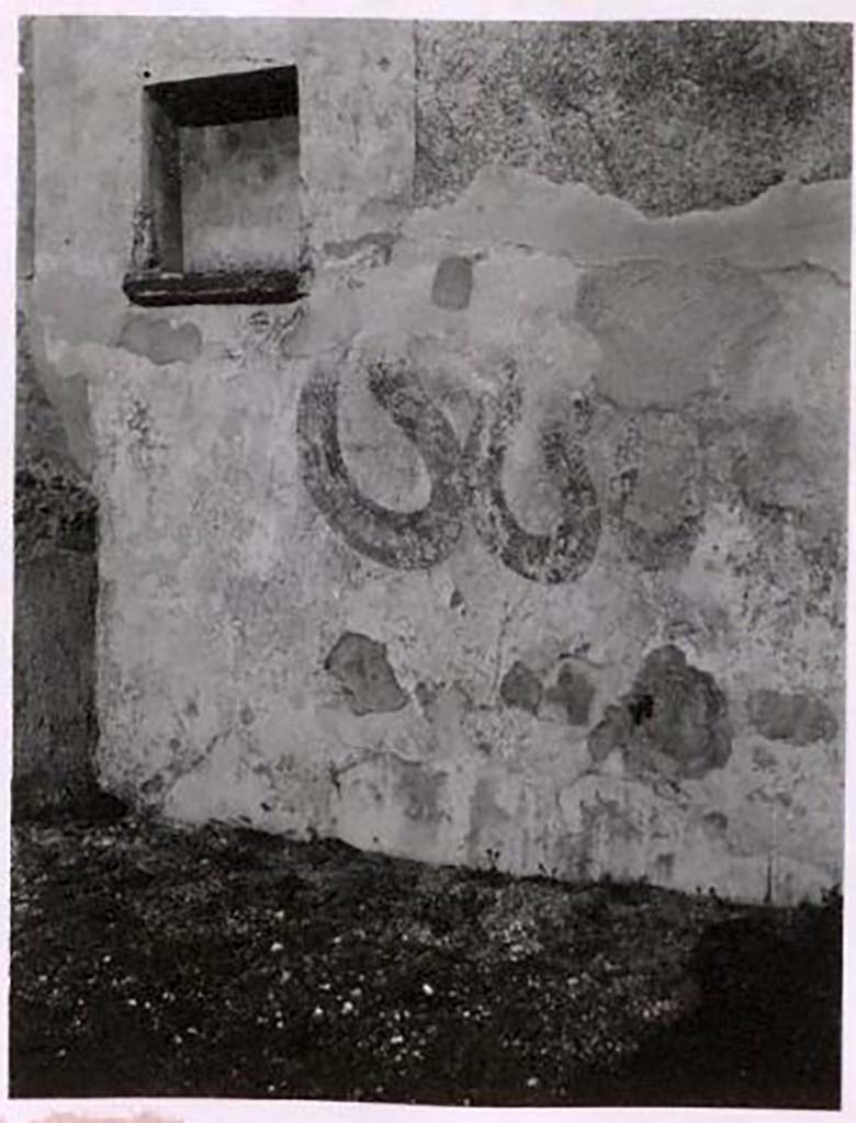 IX.2.18 Pompeii. Pre-1937. Room 11, lararium and niche on north wall of garden area.  Photo by Tatiana Warscher
See Warscher, T. Codex Topographicus Pompeianus, IX.2. (1943), Swedish Institute, Rome. (no.106.), p. 186.