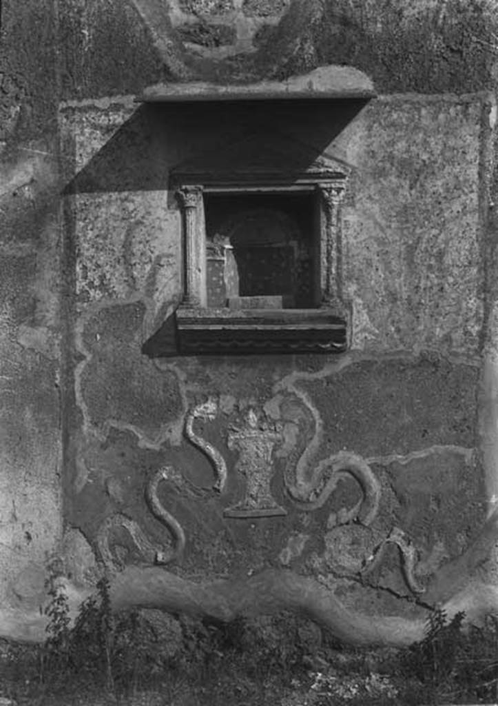 IX.2.21 Pompeii. c.1930s. Room 11, aedicula shrine on south wall.
DAIR 32. 117. Photo © Deutsches Archäologisches Institut, Abteilung Rom, Arkiv.