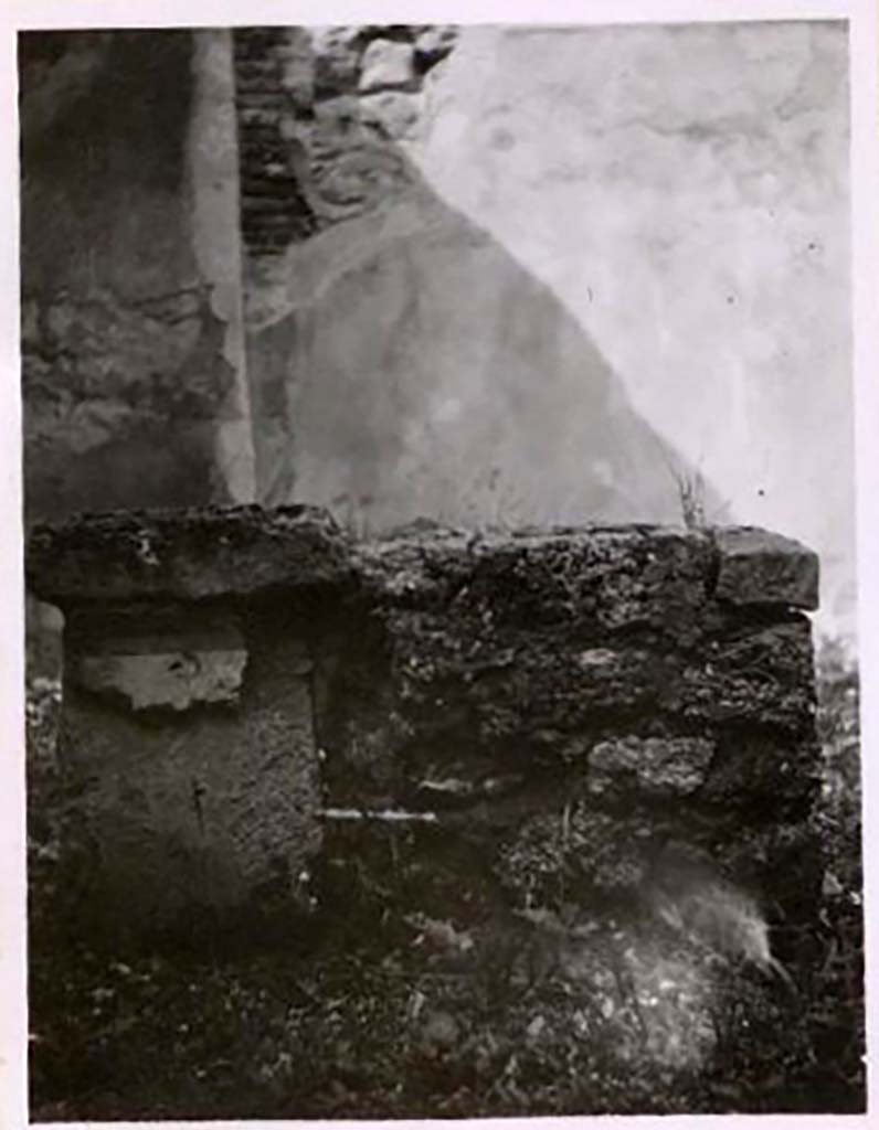 IX.2.21 Pompeii. Pre-1943. Room 11, south-west corner of garden area. Photo by Tatiana Warscher. 
See Warscher, T. Codex Topographicus Pompeianus, IX.2. (1943), Swedish Institute, Rome. (no.118.), p. 198.