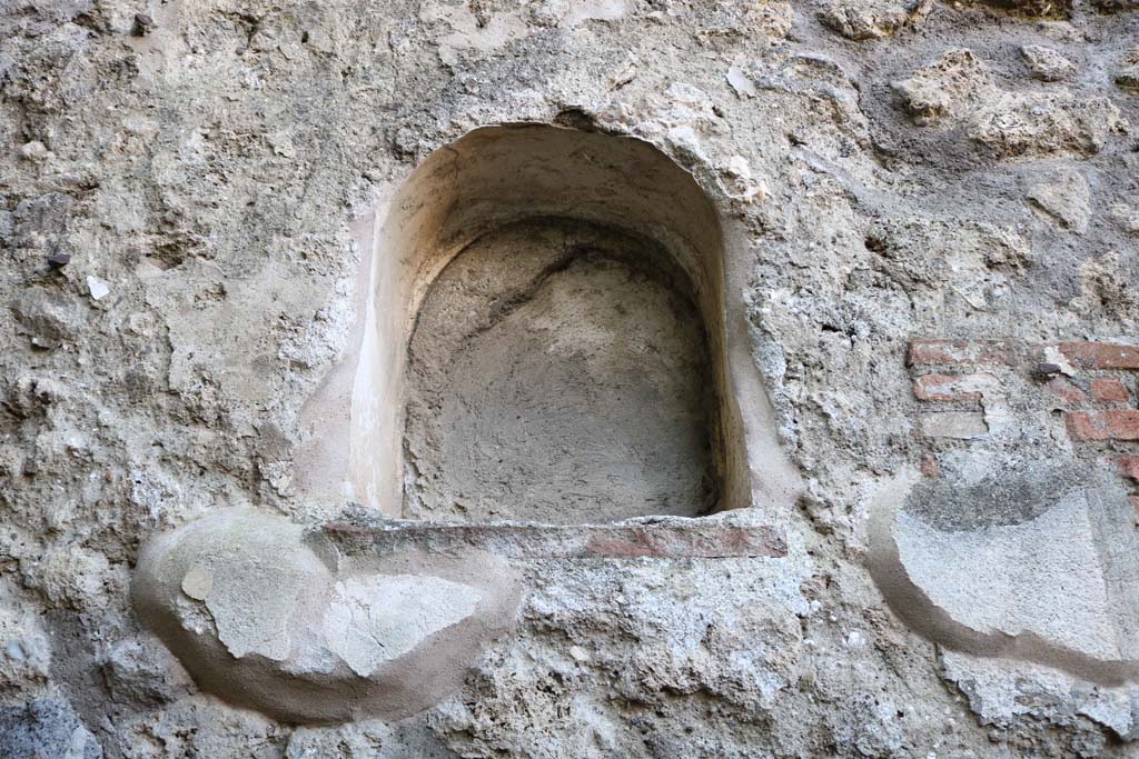 IX.2.24 Pompeii. December 2018. Looking towards west wall with niche. Photo courtesy of Aude Durand.