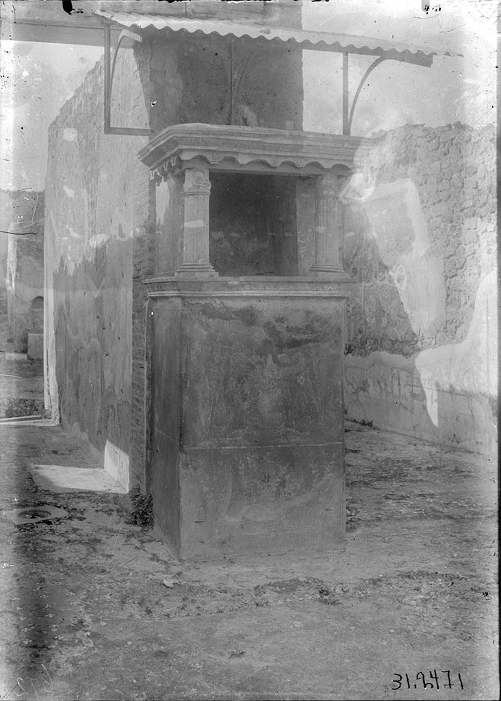 IX.2.26, Pompeii. c.1931. Looking north to lararium in atrium, entrance corridor on left, triclinium on right.
DAIR 31.2471. Photo © Deutsches Archäologisches Institut, Abteilung Rom, Arkiv. 
Or See Warscher, T. Codex Topographicus Pompeianus, IX.2. (1943), Swedish Institute, Rome. (no.132.), p. 233.