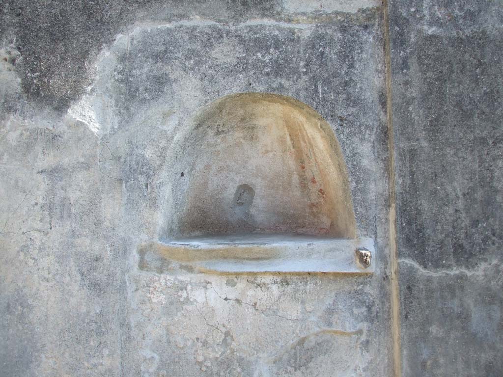 IX.3.2 Pompeii. March 2009. Garden area. Niche in south wall.